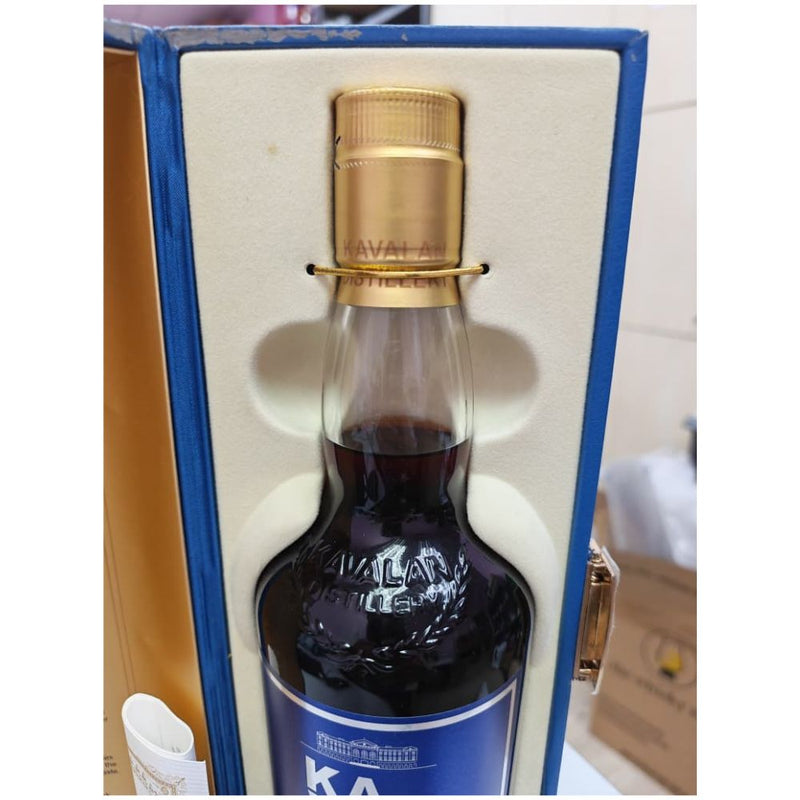 Kavalan Solist Vinho Barrique (Earlier releases) Single Cask Cask Strength (pre 2020) ABV 55.6% 70cl with Gift Box (Vintage bottle. The box is not in good condition due to age, but the whisky bottle itself is in excellent condition.) (W101207040)