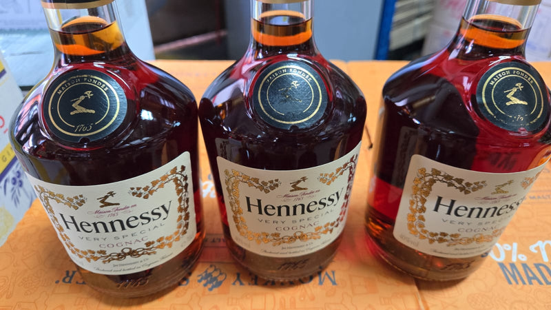 (Clearance) Hennessy VS (Very Special) Cognac 700ml (The label is not in good condition)