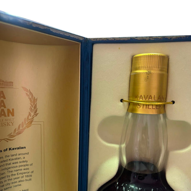Kavalan Solist Vinho Barrique (Earlier releases) Single Cask Cask Strength (pre 2020) ABV 57.1% 70cl with Gift Box (Vintage bottle. The box is not in good condition due to age, but the whisky bottle itself is in excellent condition.)